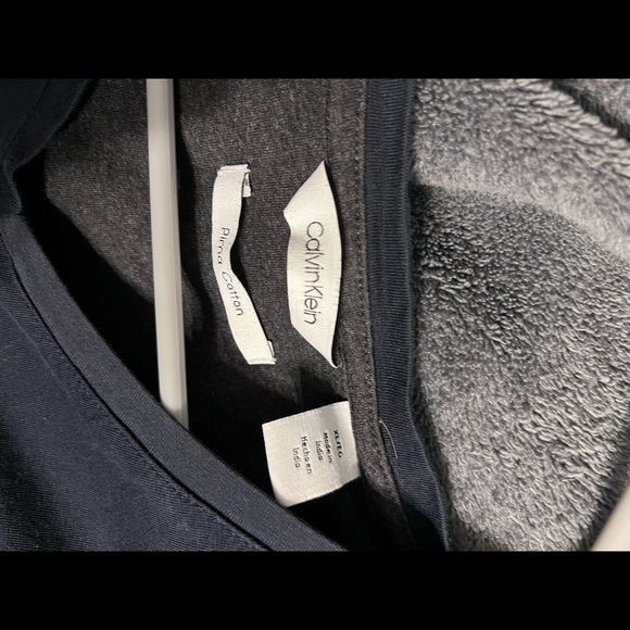 Calvin Klein V-Neck - Picture 2 of 2